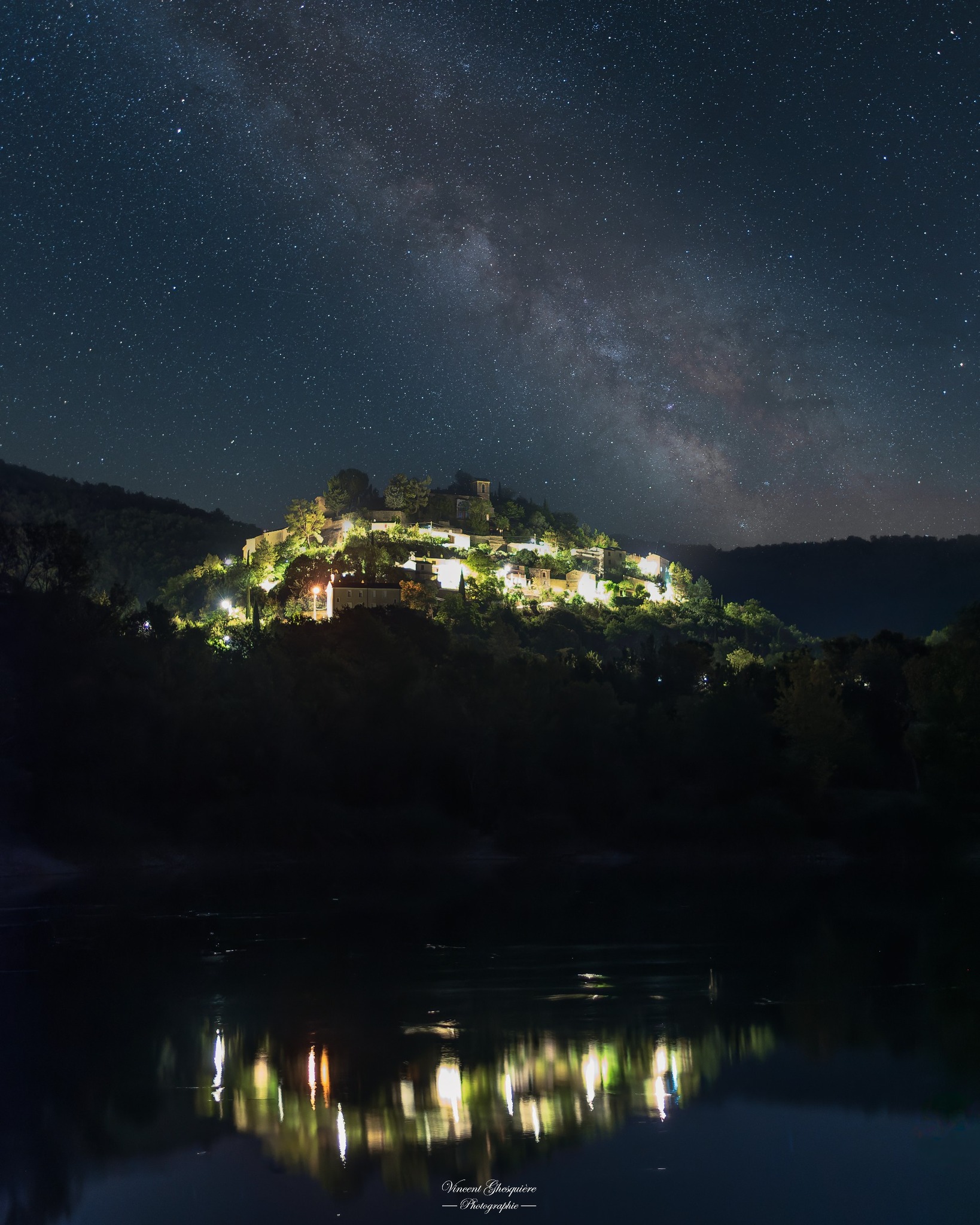 Village de Brunet au coucher du soleil, ambiance calme et apaisante