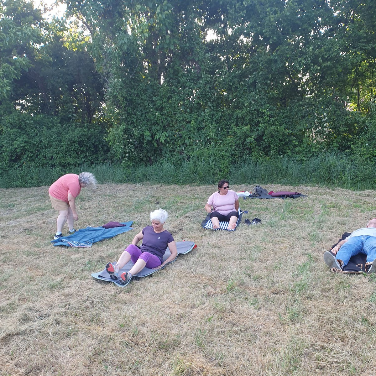 Séance de yoga des chakras en Provence, harmonie entre corps et esprit